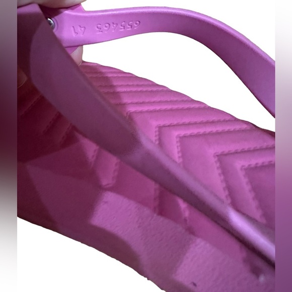 Gucci Pink Pascar Flip Flops in Chevron w/ Thong Styling & GC Signature Logo - Picture 4 of 11